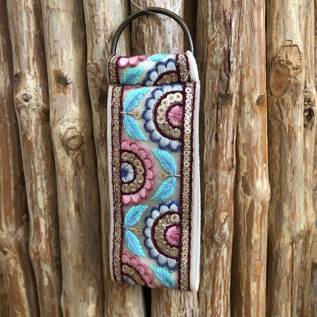 Porte-cls bracelet bohme en tissu indien bleu rose dor